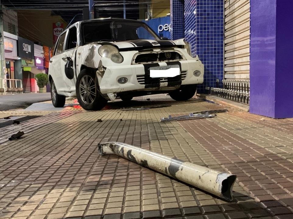 Foto 5 de 10 — Carro vai parar na calçada após acidente com moto no Centro de Araraquara